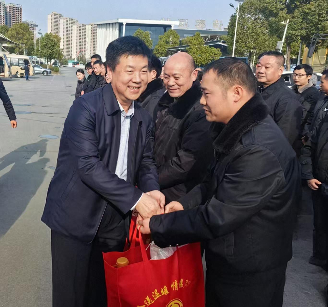市總工會(huì)慰問(wèn)公交公司一線(xiàn)職工